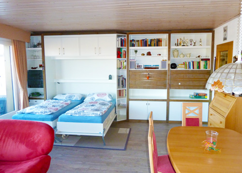 Wohnzimmer mit Schrankbetten