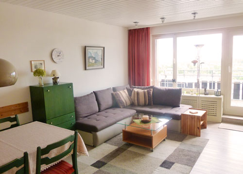 Wohnzimmer mit Balkon - kleine Ferienwohnung