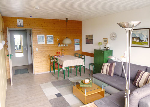 Wohnzimmer mit Esstisch - kleine Ferienwohnung